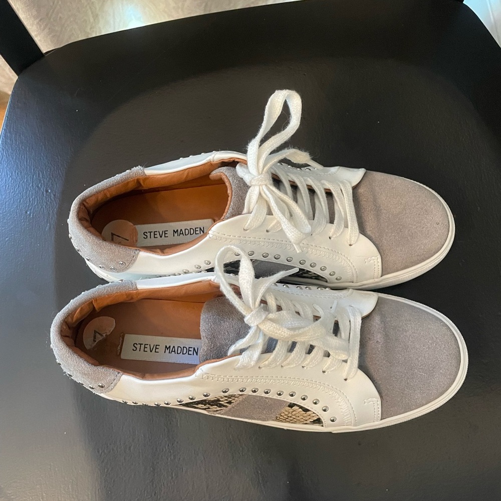 Steve Madden sneakers pretty new